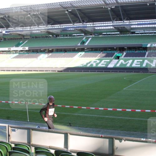 06.10.2024 - 19. swb-Marathon Bremen Yannick Fuchs http://msf.ph/oto/7349203 06.10.2024 10:23:20 Laufen im Stadion 7033, 7105, 7605, 7649, 7993, 8120, 8341, 8447, 8466, 8627, 8726, 8784, 9033, 9036, 9056, 9087 meine-sportfotos.de
