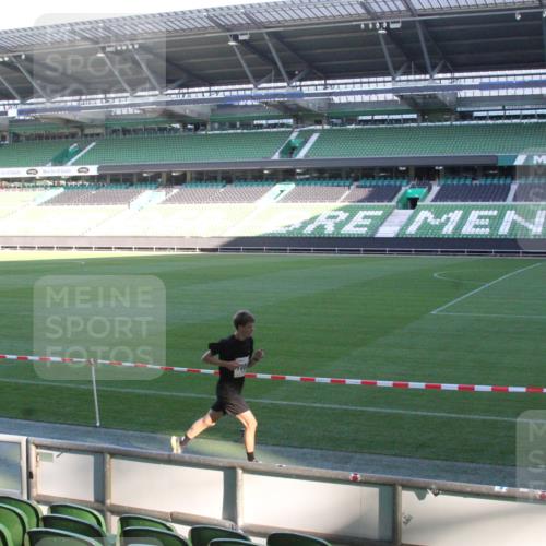 06.10.2024 - 19. swb-Marathon Bremen Yannick Fuchs http://msf.ph/oto/7349232 06.10.2024 10:23:30 Laufen im Stadion 7033, 7105, 7605, 7649, 8120, 8180, 8220, 8341, 8390, 8447, 8627, 8642, 8726, 8784, 9033, 9036, 9056, 9087 meine-sportfotos.de