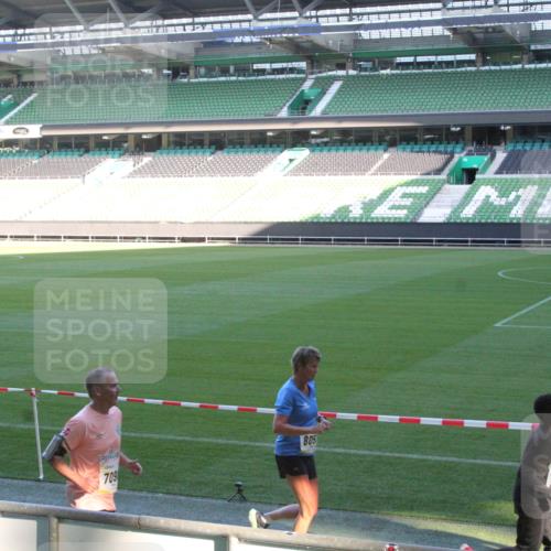 06.10.2024 - 19. swb-Marathon Bremen Yannick Fuchs http://msf.ph/oto/7351616 06.10.2024 10:32:05 Laufen im Stadion 7004, 7005, 7007, 7055, 7087, 7090, 7225, 7233, 7308, 7379, 7380, 7386, 7415, 7439, 7457, 7467, 7469, 7474, 7482, 7486, 7493, 7545, 7546, 7575, 7600, 7628, 7637, 7659, 7689, 7730, 7750, 7762, 7782, 7794, 7806, 7846, 7847, 7850, 7872, 7894, 7974, 7990, 8013, 8014, 8040, 8052, 8061, 8111, 8112, 8123, 8132, 8233, 8237, 8267, 8276, 8304, 8305, 8324, 8346, 8388, 8413, 8416, 8418, 8459, 8557, 8576, 8584, 8605, 8614, 8624, 8676, 8677, 8710, 8776, 8823, 8958 meine-sportfotos.de