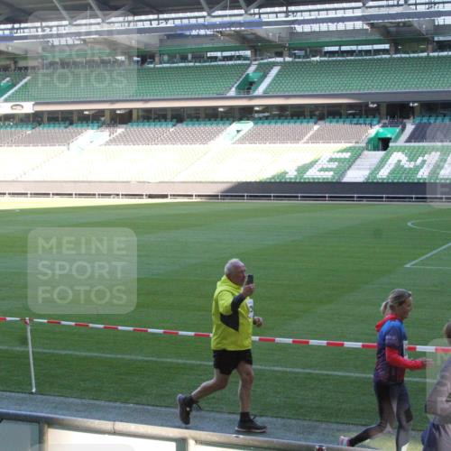 06.10.2024 - 19. swb-Marathon Bremen Yannick Fuchs http://msf.ph/oto/7353247 06.10.2024 10:35:32 Laufen im Stadion 7034, 7035, 7042, 7138, 7155, 7162, 7204, 7226, 7251, 7258, 7266, 7295, 7321, 7335, 7341, 7353, 7391, 7393, 7413, 7428, 7443, 7468, 7478, 7479, 7490, 7502, 7587, 7644, 7679, 7680, 7690, 7699, 7757, 7772, 7773, 7829, 7830, 7863, 7864, 7899, 7900, 7902, 7904, 7923, 7926, 7932, 7954, 7955, 7967, 7981, 8073, 8074, 8088, 8118, 8121, 8144, 8152, 8183, 8191, 8225, 8246, 8421, 8595, 8837, 8952, 8957, 9029 meine-sportfotos.de
