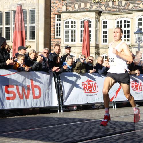 06.10.2024 - 19. swb-Marathon Bremen Strokosch-Dieckow http://msf.ph/oto/7358020 06.10.2024 10:26:43 Ziel 8350, 8396 meine-sportfotos.de