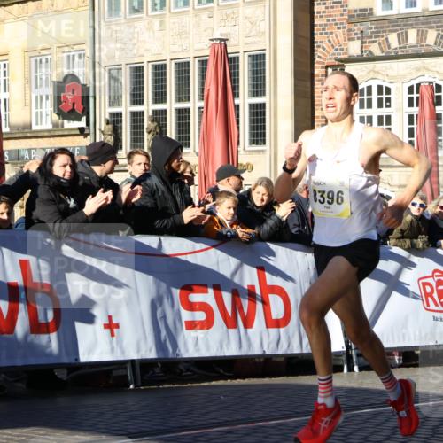 06.10.2024 - 19. swb-Marathon Bremen Strokosch-Dieckow http://msf.ph/oto/7358030 06.10.2024 10:26:44 Ziel 8350, 8396 meine-sportfotos.de