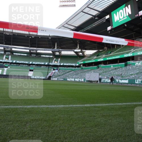 06.10.2024 - 19. swb-Marathon Bremen Yannick Fuchs http://msf.ph/oto/7358434 06.10.2024 09:31:05 Laufen im Stadion  meine-sportfotos.de