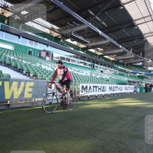 06.10.2024 - 19. swb-Marathon Bremen Yannick Fuchs http://msf.ph/oto/7358683 06.10.2024 10:14:16 Laufen im Stadion 8667 meine-sportfotos.de