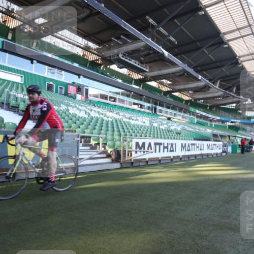 06.10.2024 - 19. swb-Marathon Bremen Yannick Fuchs http://msf.ph/oto/7358692 06.10.2024 10:14:17 Laufen im Stadion 8667 meine-sportfotos.de