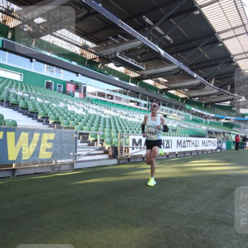 06.10.2024 - 19. swb-Marathon Bremen Yannick Fuchs http://msf.ph/oto/7358705 06.10.2024 10:14:19 Laufen im Stadion 8667 meine-sportfotos.de