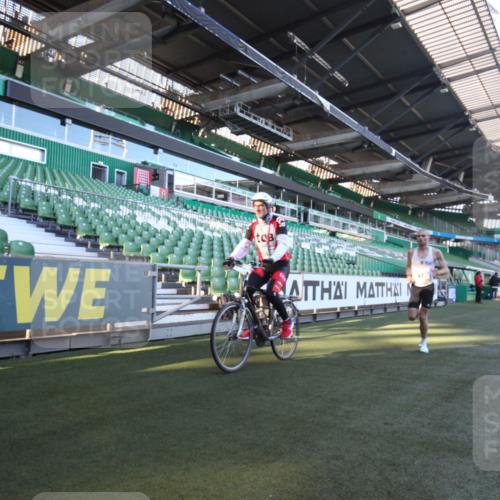 06.10.2024 - 19. swb-Marathon Bremen Yannick Fuchs http://msf.ph/oto/7358716 06.10.2024 10:14:28 Laufen im Stadion 41, 8667 meine-sportfotos.de