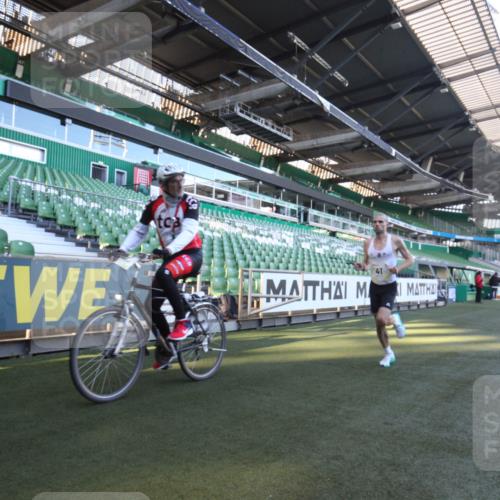06.10.2024 - 19. swb-Marathon Bremen Yannick Fuchs http://msf.ph/oto/7358729 06.10.2024 10:14:28 Laufen im Stadion 41, 8667 meine-sportfotos.de