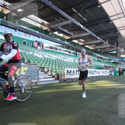 06.10.2024 - 19. swb-Marathon Bremen Yannick Fuchs http://msf.ph/oto/7358741 06.10.2024 10:14:28 Laufen im Stadion 41, 8667 meine-sportfotos.de