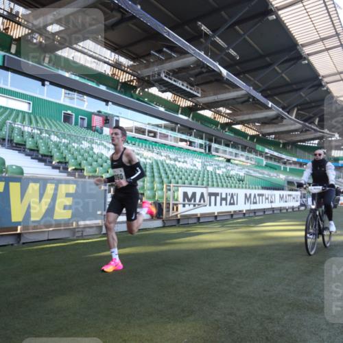 06.10.2024 - 19. swb-Marathon Bremen Yannick Fuchs http://msf.ph/oto/7358752 06.10.2024 10:14:43 Laufen im Stadion 41, 8350, 8395, 8396, 8667 meine-sportfotos.de