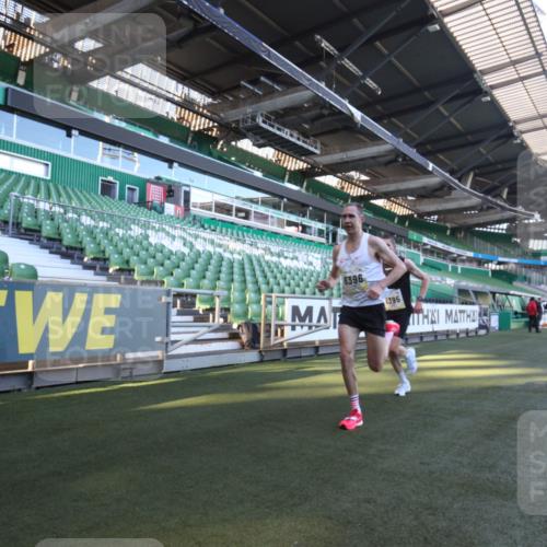 06.10.2024 - 19. swb-Marathon Bremen Yannick Fuchs http://msf.ph/oto/7358778 06.10.2024 10:14:50 Laufen im Stadion 41, 8350, 8395, 8396, 8667 meine-sportfotos.de
