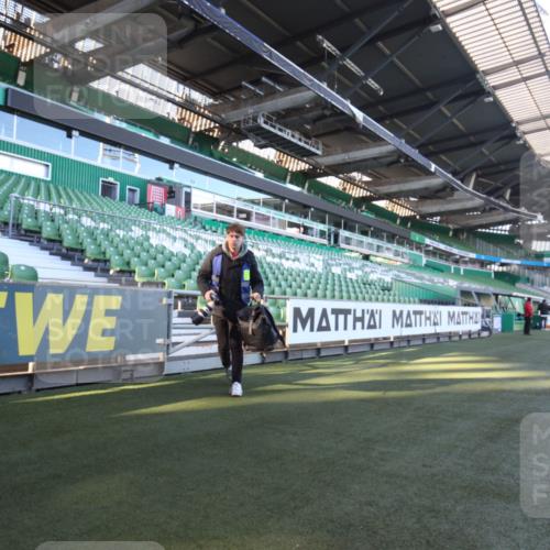 06.10.2024 - 19. swb-Marathon Bremen Yannick Fuchs http://msf.ph/oto/7358797 06.10.2024 10:15:11 Laufen im Stadion 8350, 8395, 8396 meine-sportfotos.de