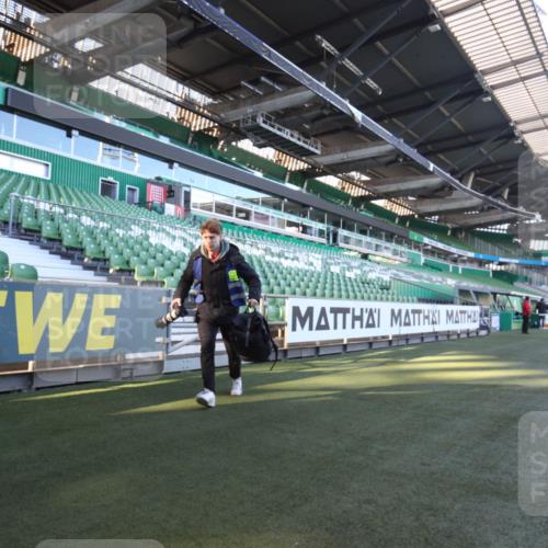 06.10.2024 - 19. swb-Marathon Bremen Yannick Fuchs http://msf.ph/oto/7358802 06.10.2024 10:15:11 Laufen im Stadion 8350, 8395, 8396 meine-sportfotos.de
