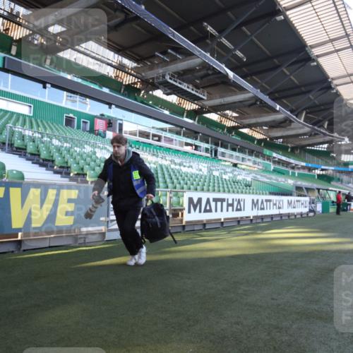 06.10.2024 - 19. swb-Marathon Bremen Yannick Fuchs http://msf.ph/oto/7358809 06.10.2024 10:15:11 Laufen im Stadion 8350, 8395, 8396 meine-sportfotos.de