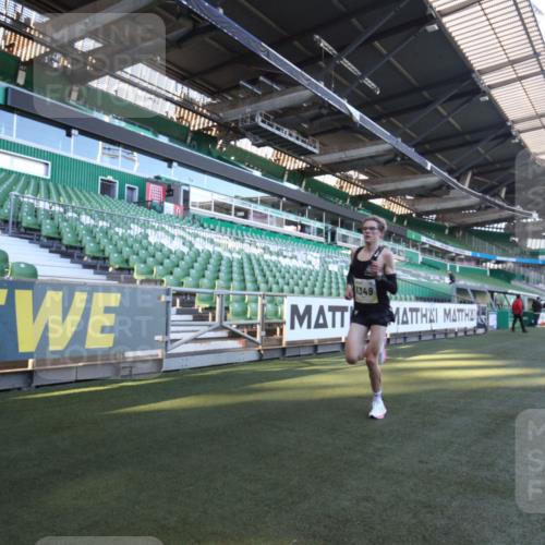 06.10.2024 - 19. swb-Marathon Bremen Yannick Fuchs http://msf.ph/oto/7358813 06.10.2024 10:15:23 Laufen im Stadion 8349, 8395, 8396 meine-sportfotos.de