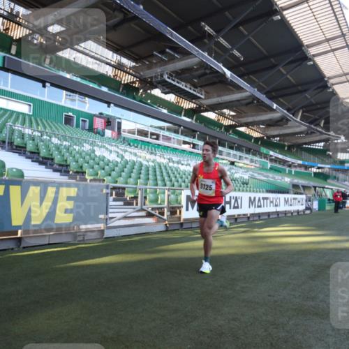 06.10.2024 - 19. swb-Marathon Bremen Yannick Fuchs http://msf.ph/oto/7358821 06.10.2024 10:15:39 Laufen im Stadion 8349, 9125 meine-sportfotos.de
