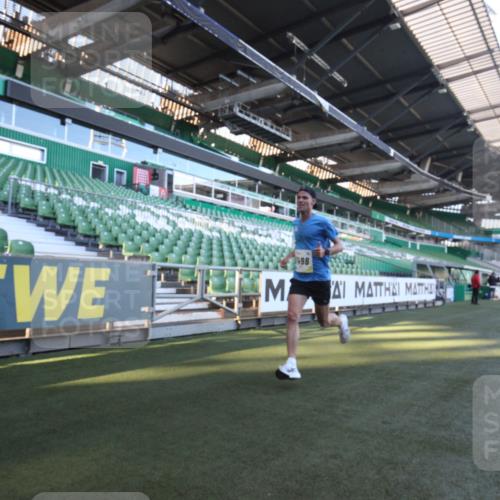 06.10.2024 - 19. swb-Marathon Bremen Yannick Fuchs http://msf.ph/oto/7358822 06.10.2024 10:16:19 Laufen im Stadion 7498 meine-sportfotos.de