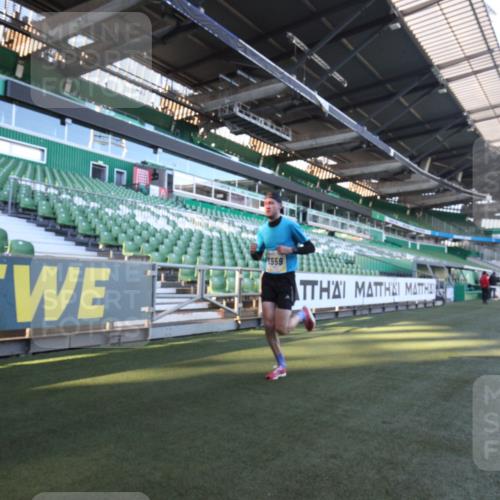 06.10.2024 - 19. swb-Marathon Bremen Yannick Fuchs http://msf.ph/oto/7358825 06.10.2024 10:16:30 Laufen im Stadion 7498, 8559 meine-sportfotos.de