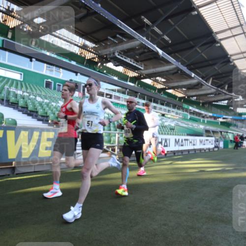 06.10.2024 - 19. swb-Marathon Bremen Yannick Fuchs http://msf.ph/oto/7358844 06.10.2024 10:16:43 Laufen im Stadion 44, 51, 7498, 8080, 8211, 8559, 8600 meine-sportfotos.de