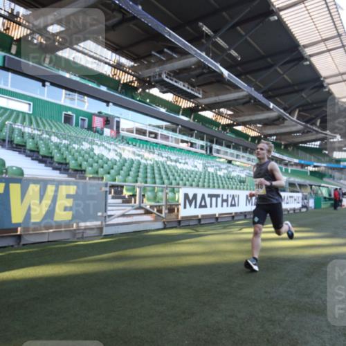 06.10.2024 - 19. swb-Marathon Bremen Yannick Fuchs http://msf.ph/oto/7358910 06.10.2024 10:18:10 Laufen im Stadion 8371, 8513, 8753, 8780, 8846, 9063 meine-sportfotos.de