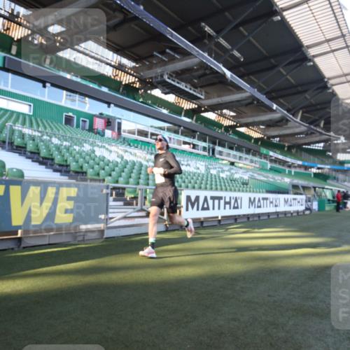 06.10.2024 - 19. swb-Marathon Bremen Yannick Fuchs http://msf.ph/oto/7359085 06.10.2024 10:19:47 Laufen im Stadion 7098, 8139, 8423, 8442, 8531, 8577, 8655, 8788, 8791, 8938, 8983 meine-sportfotos.de