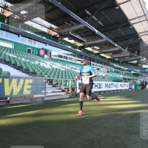 06.10.2024 - 19. swb-Marathon Bremen Yannick Fuchs http://msf.ph/oto/7359131 06.10.2024 10:20:02 Laufen im Stadion 7098, 8423, 8442, 8531, 8577, 8655, 8681, 8788, 8791, 8938, 8983 meine-sportfotos.de