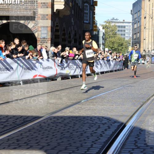 06.10.2024 - 19. swb-Marathon Bremen Strokosch-Dieckow http://msf.ph/oto/7359170 06.10.2024 10:31:08 Ziel 8499, 8500, 9039 meine-sportfotos.de