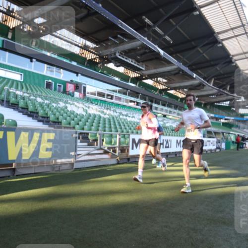 06.10.2024 - 19. swb-Marathon Bremen Yannick Fuchs http://msf.ph/oto/7359179 06.10.2024 10:20:54 Laufen im Stadion 7230, 7719, 8093, 8397, 8657, 8825, 8937, 8948, 8955, 9105 meine-sportfotos.de