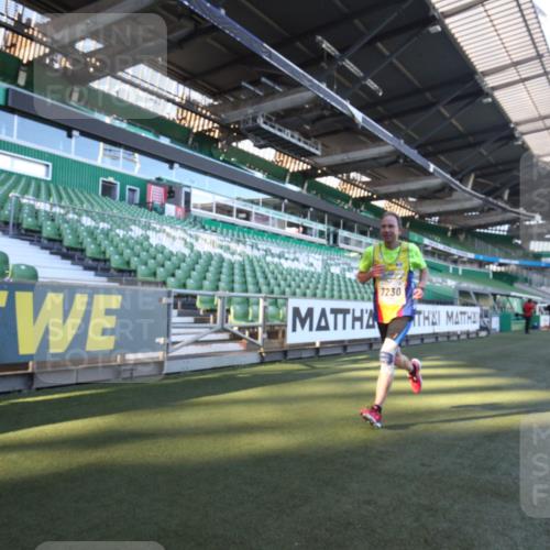 06.10.2024 - 19. swb-Marathon Bremen Yannick Fuchs http://msf.ph/oto/7359190 06.10.2024 10:21:03 Laufen im Stadion 7230, 7719, 8093, 8397, 8657, 8825, 8937, 8948, 8955, 9105 meine-sportfotos.de