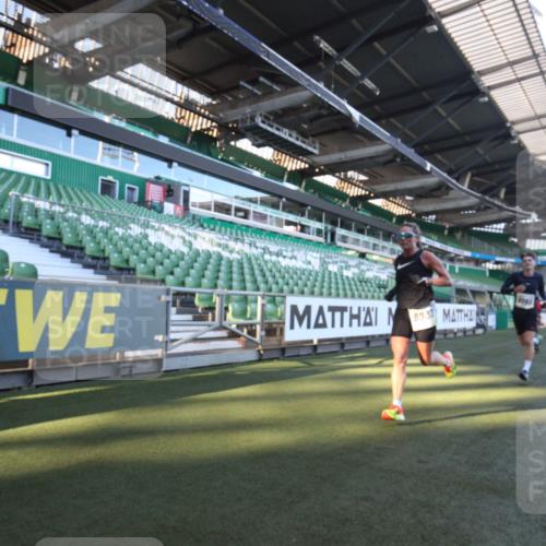 06.10.2024 - 19. swb-Marathon Bremen Yannick Fuchs http://msf.ph/oto/7359193 06.10.2024 10:21:05 Laufen im Stadion 7230, 7719, 8093, 8397, 8657, 8825, 8937, 8948, 8955, 9105 meine-sportfotos.de