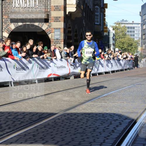 06.10.2024 - 19. swb-Marathon Bremen Strokosch-Dieckow http://msf.ph/oto/7359233 06.10.2024 10:31:11 Ziel 8499, 8500, 9039 meine-sportfotos.de