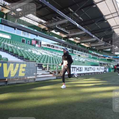 06.10.2024 - 19. swb-Marathon Bremen Yannick Fuchs http://msf.ph/oto/7359444 06.10.2024 10:22:51 Laufen im Stadion 7105, 7157, 7649, 7993, 8275, 8341, 8466, 9033, 9036, 9087, 9122 meine-sportfotos.de