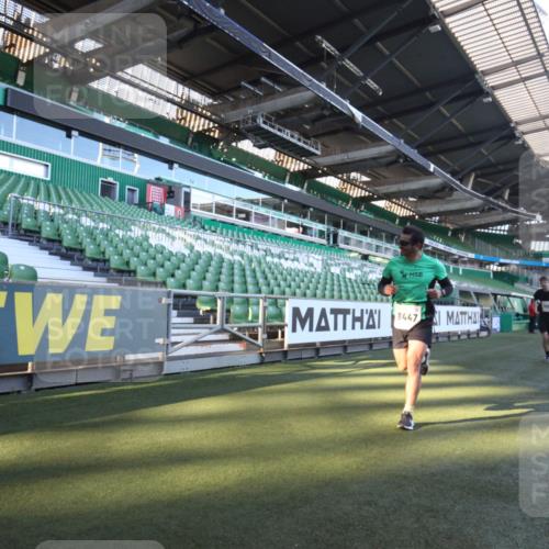 06.10.2024 - 19. swb-Marathon Bremen Yannick Fuchs http://msf.ph/oto/7359522 06.10.2024 10:23:22 Laufen im Stadion 7033, 7605, 8120, 8180, 8220, 8390, 8447, 8627, 8642, 8726, 8784, 9036, 9056 meine-sportfotos.de