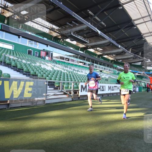 06.10.2024 - 19. swb-Marathon Bremen Yannick Fuchs http://msf.ph/oto/7359637 06.10.2024 10:23:51 Laufen im Stadion 7128, 7523, 7579, 7605, 7738, 7743, 7964, 8000, 8060, 8095, 8180, 8220, 8331, 8383, 8390, 8444, 8446, 8447, 8544, 8571, 8642, 8656, 8726, 8974, 8992, 9026, 9052 meine-sportfotos.de