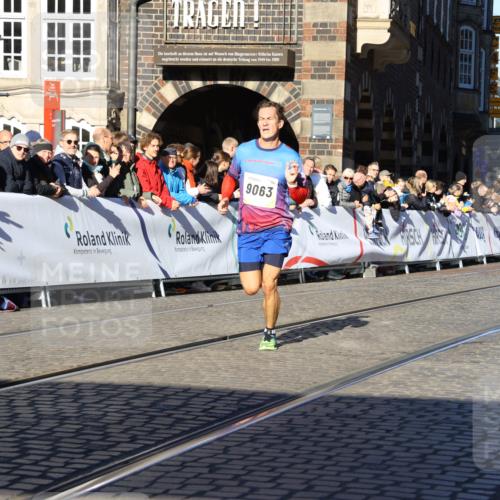 06.10.2024 - 19. swb-Marathon Bremen Strokosch-Dieckow http://msf.ph/oto/7359790 06.10.2024 10:32:14 Ziel 8371, 8780, 9063 meine-sportfotos.de