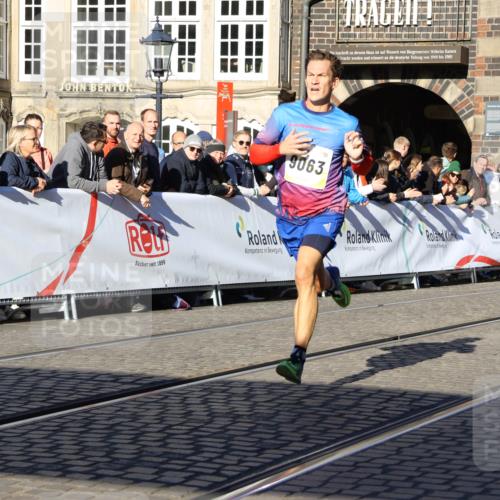 06.10.2024 - 19. swb-Marathon Bremen Strokosch-Dieckow http://msf.ph/oto/7359883 06.10.2024 10:32:14 Ziel 8371, 8780, 9063 meine-sportfotos.de
