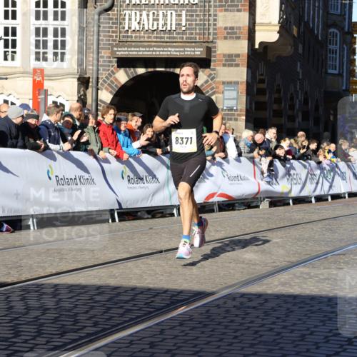 06.10.2024 - 19. swb-Marathon Bremen Strokosch-Dieckow http://msf.ph/oto/7359898 06.10.2024 10:32:18 Ziel 8371, 8753, 8780 meine-sportfotos.de