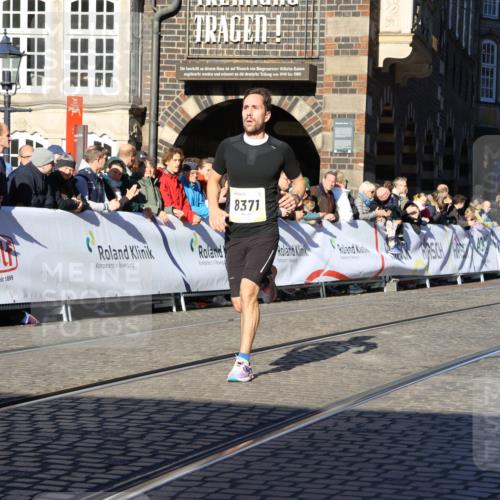 06.10.2024 - 19. swb-Marathon Bremen Strokosch-Dieckow http://msf.ph/oto/7359927 06.10.2024 10:32:19 Ziel 8371, 8753, 8780 meine-sportfotos.de