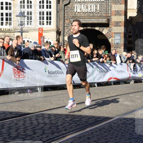 06.10.2024 - 19. swb-Marathon Bremen Strokosch-Dieckow http://msf.ph/oto/7359969 06.10.2024 10:32:19 Ziel 8371, 8753, 8780 meine-sportfotos.de