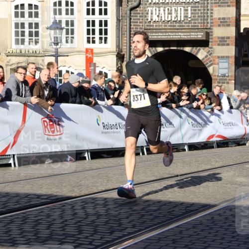 06.10.2024 - 19. swb-Marathon Bremen Strokosch-Dieckow http://msf.ph/oto/7359979 06.10.2024 10:32:19 Ziel 8371, 8753, 8780 meine-sportfotos.de