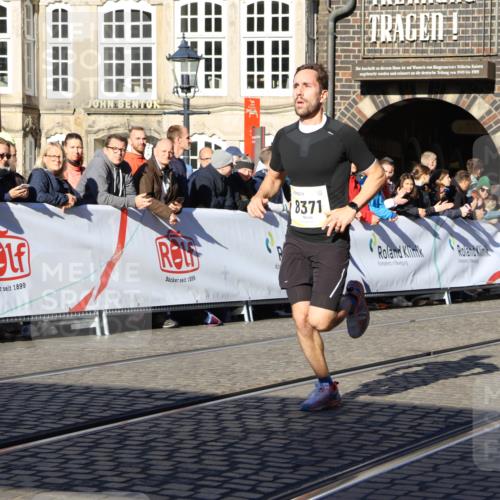 06.10.2024 - 19. swb-Marathon Bremen Strokosch-Dieckow http://msf.ph/oto/7359995 06.10.2024 10:32:19 Ziel 8371, 8753, 8780 meine-sportfotos.de