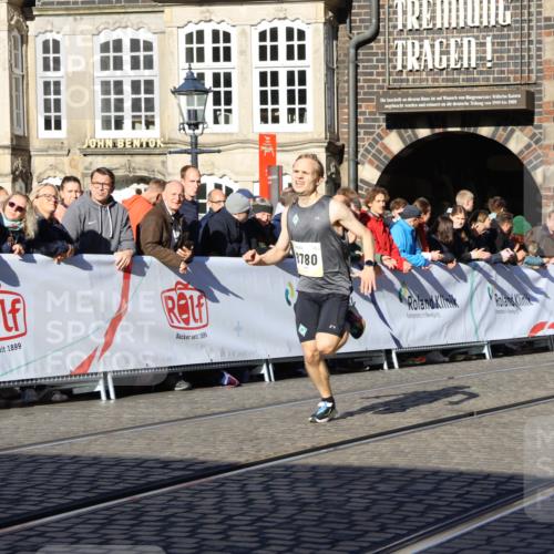06.10.2024 - 19. swb-Marathon Bremen Strokosch-Dieckow http://msf.ph/oto/7360111 06.10.2024 10:32:31 Ziel 7247, 8753, 8780 meine-sportfotos.de