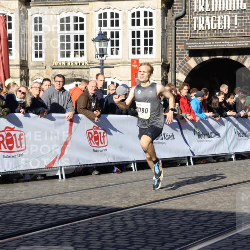 06.10.2024 - 19. swb-Marathon Bremen Strokosch-Dieckow http://msf.ph/oto/7360120 06.10.2024 10:32:31 Ziel 7247, 8753, 8780 meine-sportfotos.de