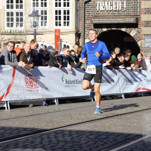 06.10.2024 - 19. swb-Marathon Bremen Strokosch-Dieckow http://msf.ph/oto/7360354 06.10.2024 10:32:43 Ziel 7247, 8211, 8647 meine-sportfotos.de