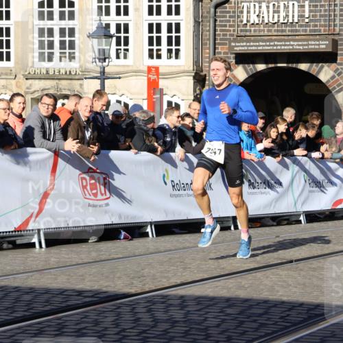 06.10.2024 - 19. swb-Marathon Bremen Strokosch-Dieckow http://msf.ph/oto/7360373 06.10.2024 10:32:43 Ziel 7247, 8211, 8647 meine-sportfotos.de