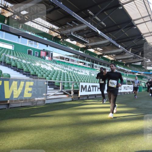 06.10.2024 - 19. swb-Marathon Bremen Yannick Fuchs http://msf.ph/oto/7360911 06.10.2024 10:27:32 Laufen im Stadion 7008, 7052, 7184, 7198, 7214, 7452, 7560, 7638, 7647, 7673, 7717, 7833, 7876, 8066, 8150, 8239, 8316, 8351, 8460, 8580, 8610, 8635, 8658, 8701, 8732, 8754, 8764, 8774, 8777, 8801, 8836, 8856, 8901, 8904, 8943, 8980, 9016, 9027, 9085, 9110 meine-sportfotos.de