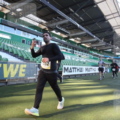06.10.2024 - 19. swb-Marathon Bremen Yannick Fuchs http://msf.ph/oto/7360916 06.10.2024 10:27:32 Laufen im Stadion 7008, 7052, 7184, 7198, 7214, 7452, 7560, 7638, 7647, 7673, 7717, 7833, 7876, 8066, 8150, 8239, 8316, 8351, 8460, 8580, 8610, 8635, 8658, 8701, 8732, 8754, 8764, 8774, 8777, 8801, 8836, 8856, 8901, 8904, 8943, 8980, 9016, 9027, 9085, 9110 meine-sportfotos.de