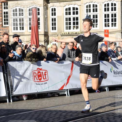 06.10.2024 - 19. swb-Marathon Bremen Strokosch-Dieckow http://msf.ph/oto/7360930 06.10.2024 10:33:30 Ziel 7838, 8664 meine-sportfotos.de