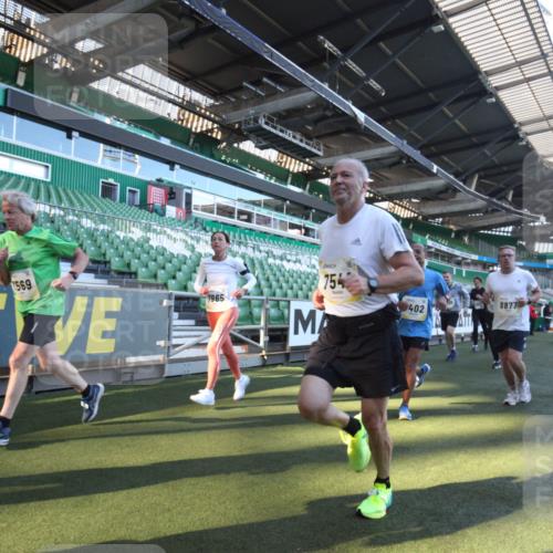 06.10.2024 - 19. swb-Marathon Bremen Yannick Fuchs http://msf.ph/oto/7361351 06.10.2024 10:28:25 Laufen im Stadion 7025, 7041, 7086, 7094, 7095, 7195, 7216, 7217, 7218, 7364, 7402, 7464, 7501, 7511, 7521, 7526, 7538, 7541, 7568, 7569, 7697, 7897, 7965, 8067, 8173, 8251, 8261, 8323, 8334, 8374, 8403, 8405, 8411, 8456, 8488, 8498, 8526, 8551, 8569, 8711, 8833, 8877, 8891, 8966, 8968, 8991, 9040, 9060 meine-sportfotos.de