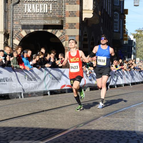 06.10.2024 - 19. swb-Marathon Bremen Strokosch-Dieckow http://msf.ph/oto/7361431 06.10.2024 10:34:03 Ziel 8423, 8750, 8938 meine-sportfotos.de